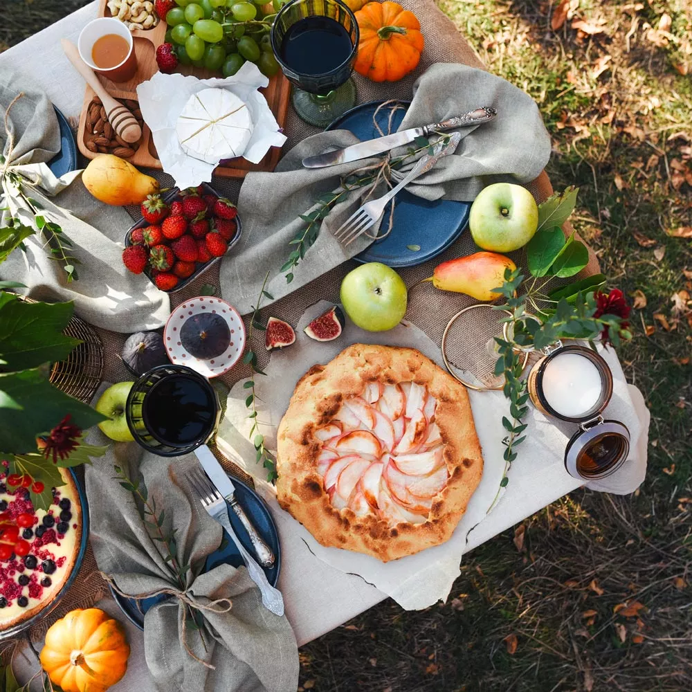 Camping-Must-Haves: Ein Tisch outdoor voll frischer Lebensmittel.