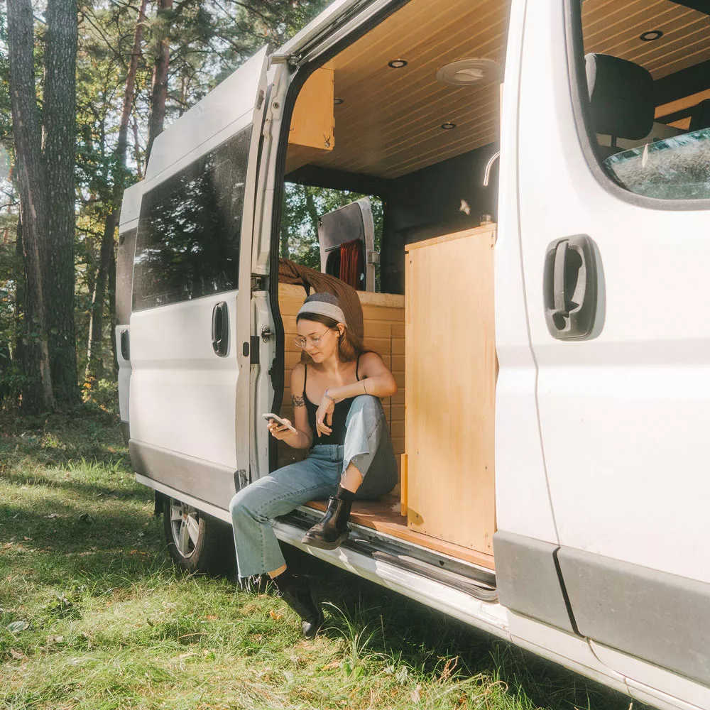 E-Wohnmobil: Frau sitzt im Camper
