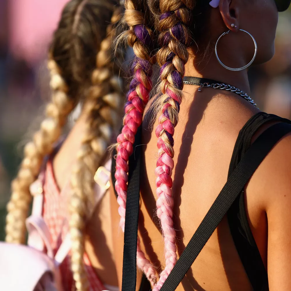 Festival-Frisuren: Frau trägt farbenfrohe Boxer Braids