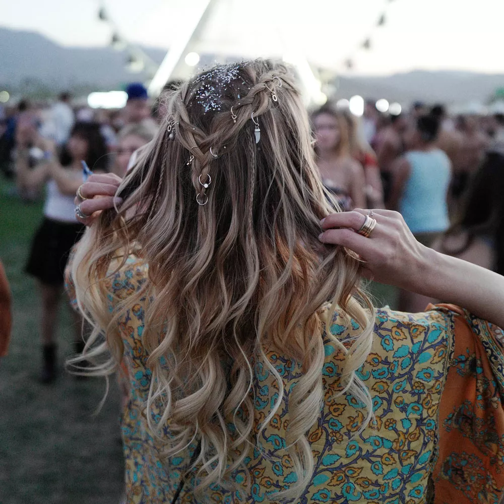 Festival-Frisuren: Frau mit Haarschmuck und Glitzer im Haar