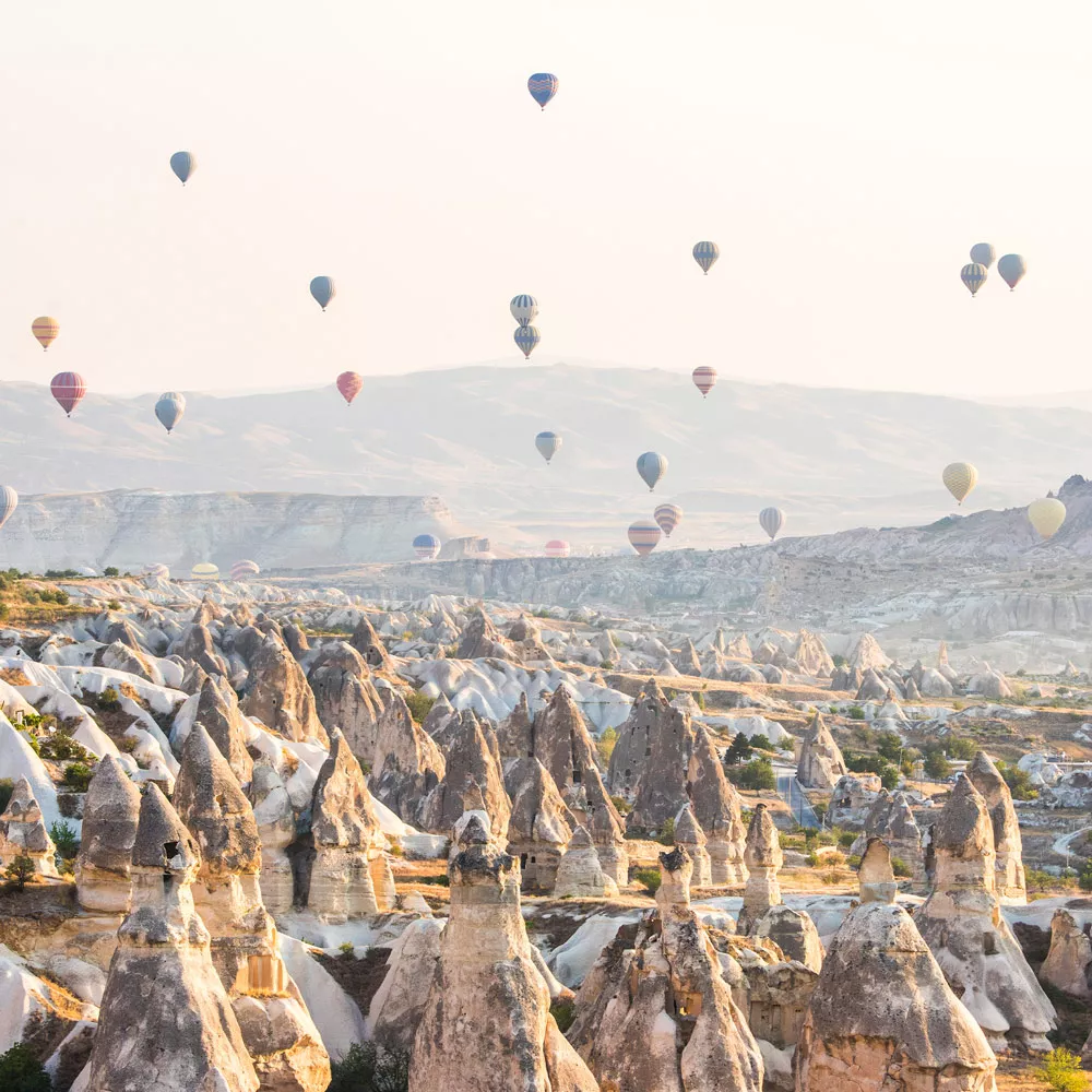 Share Economy: Heißluftballons über fantastischen Hügellandschaft