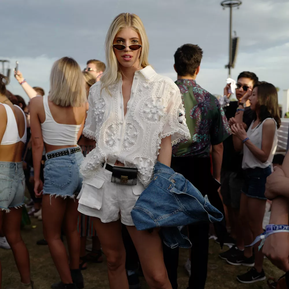 Sonnenschutz auf dem Festival: Frau mit Spitzen-Bluse