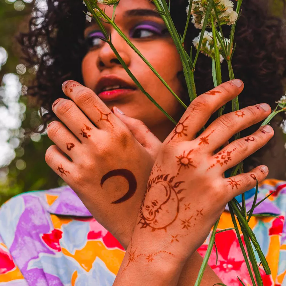 Temporären Tattoos: Frau hat Henna-Bemalung auf den Händen