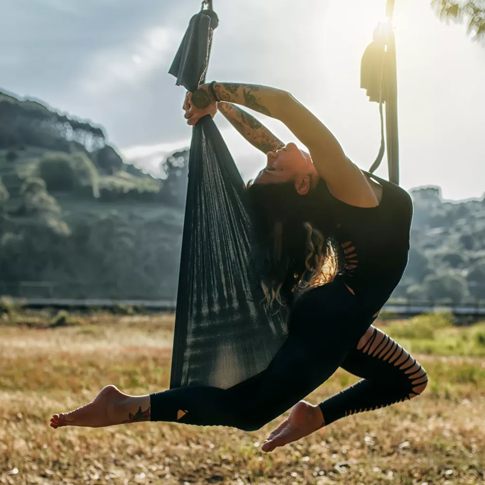 Yoga-Begriffe: Frau macht Aerial Yoga