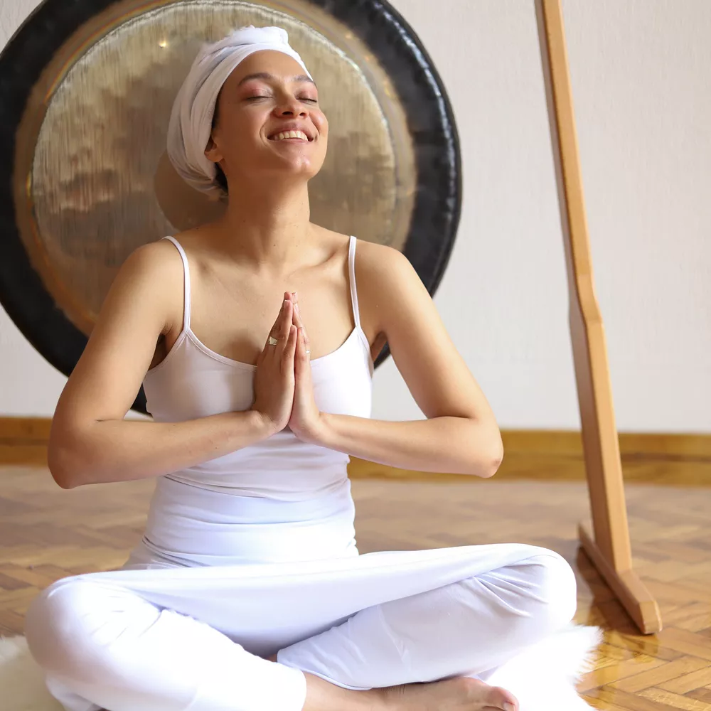 Yoga-Begriffe: Frau macht Kundalini Yoga