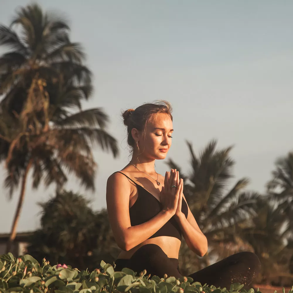 Yoga-Begriffe: Frau macht Namasté