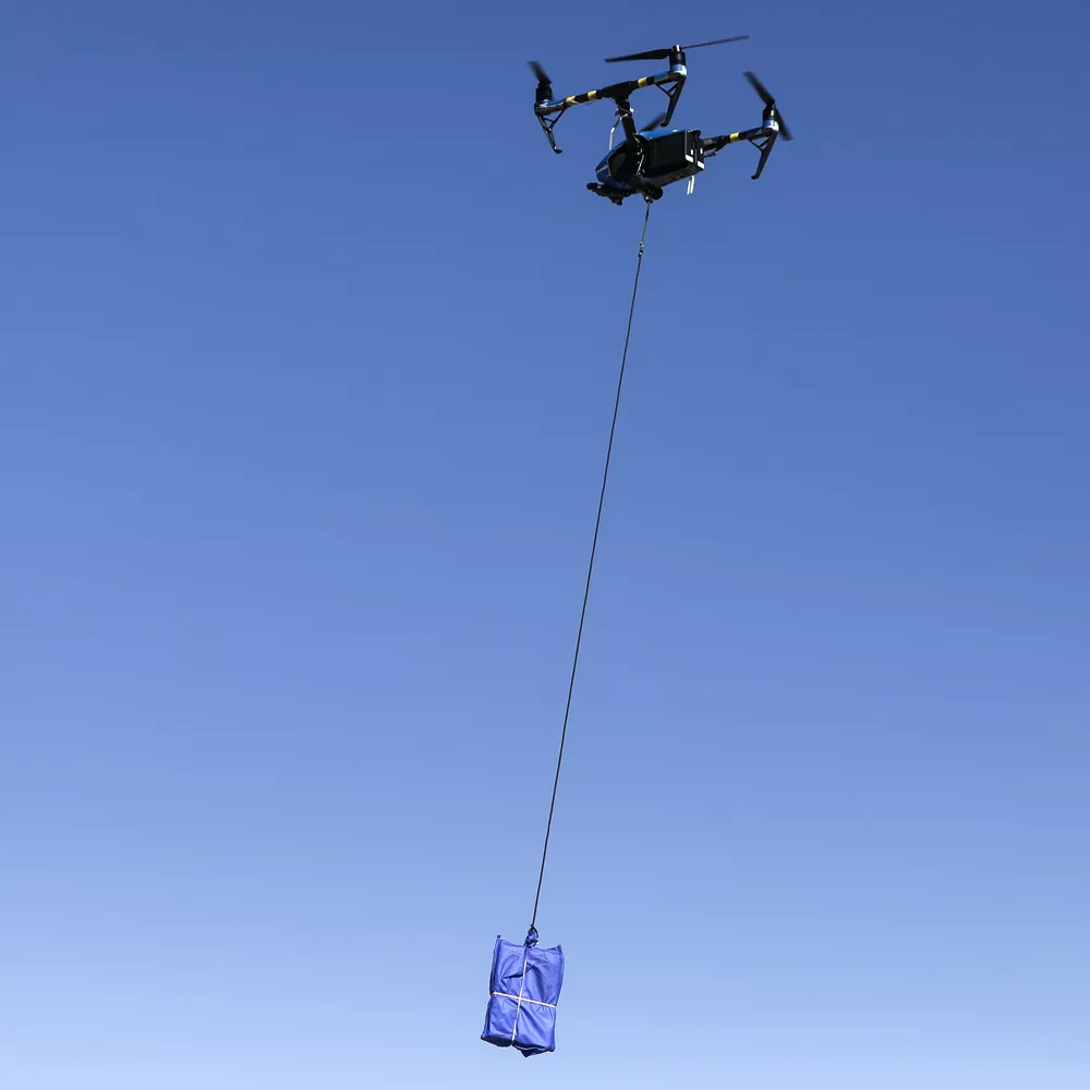 Drohnen als Lieferservice: Walmart-Drohne lädt Paket mittels Schnur ab