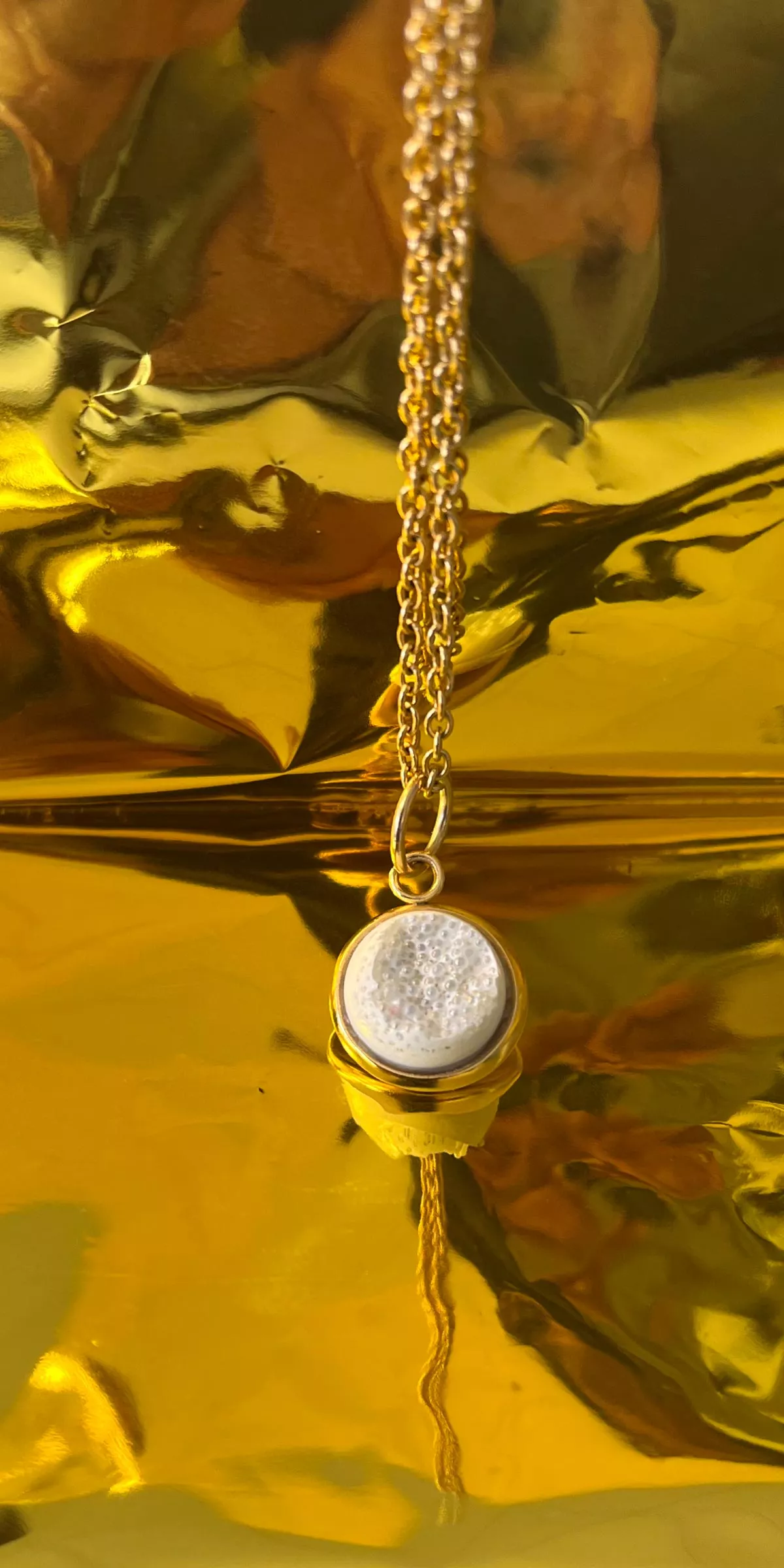 Halskette Ina auf golden metallenen Untergrund