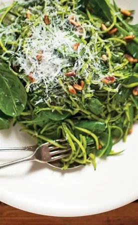 Zucchini-Linguine und Grünes Pesto