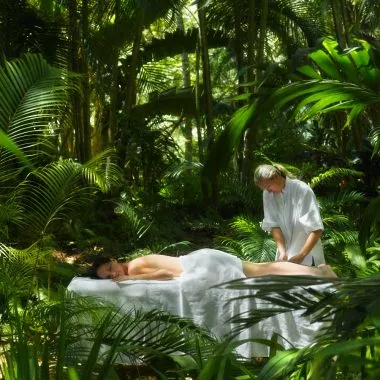Massage inmitten von Pflanzen