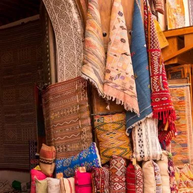 Teppiche hängen in Marokko.