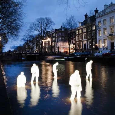Leuchtende Mensch-Skulpturen, die alle auf ihr Handy schauen, Artificial Humans, Amsterdam Light Festival
