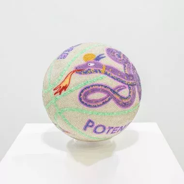 Perlenkunst auf einem Basketball, ein Werk aus der Reihe New Prophets von Jorge Mañes Rubio.