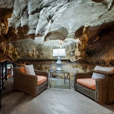 Sitzecke in der Beckham Creek cave Lodge.