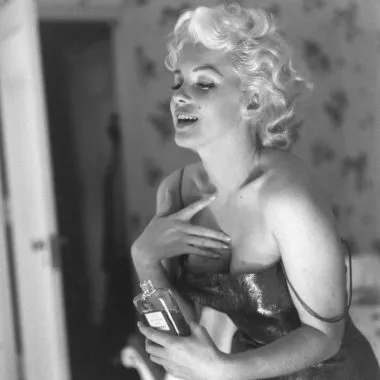 Marilyn Monroe macht Werbung für Chanel No 5.