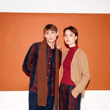 Mann und Frau tragen Mode von Givn Berlin.