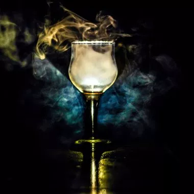 Harry Potter Bars: Ein rauchender Cocktail steht vor einem schwarzen Hintergrund.