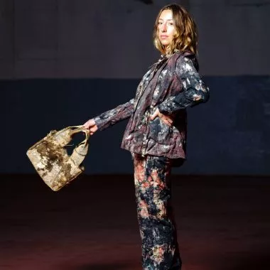 Die Designerin Helena Elston mit ihrer Kleidung aus Myzeln.