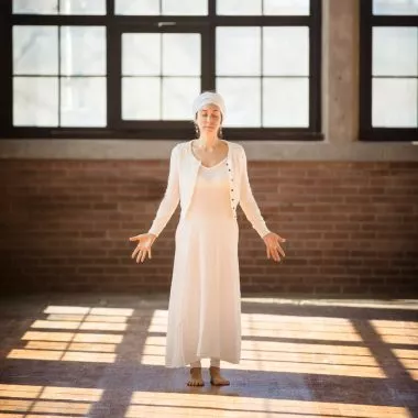 Kundalini Yoga: Eine Frau mit weißem Turban und weißer Kleidung.