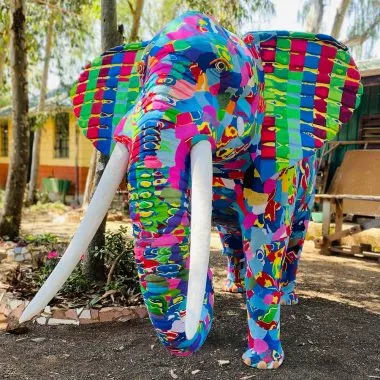 Kunst-Recycling: lebensgroßer Elefant aus Flip-Flops