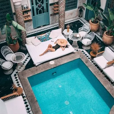 Der Hinterhof eines Riads mit Pool.