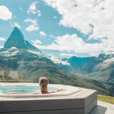 Sky Spa in den Bergen: Frau sitzt im Whirlpool