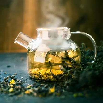 Tea Steam Facial: eine Teekanne, aus der Dampf aufsteigt.