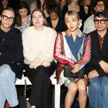 Andrea Choeng mit Freund:innen bei einer Fashion-Show.
