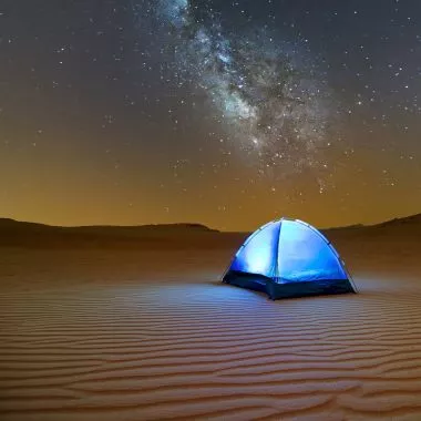 Wildcamping: Ein Zelt in der Wüste.