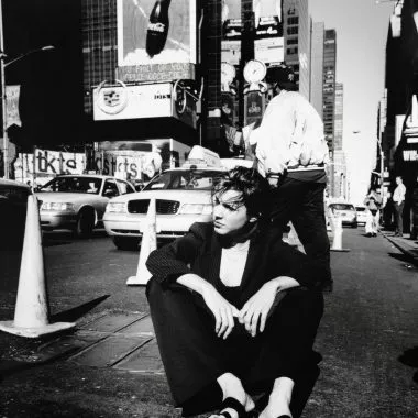 Ein junge Frau sitzt auf den Straßen New Yorks.