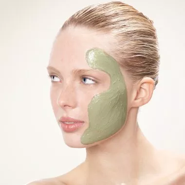 Heilerde in der Naturkosmetik: Frau mit Maske auf dem Gesicht
