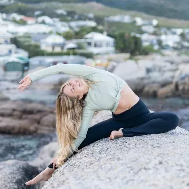 Yoga-Übungen: Frau macht seitliche Yoga-Dehnung