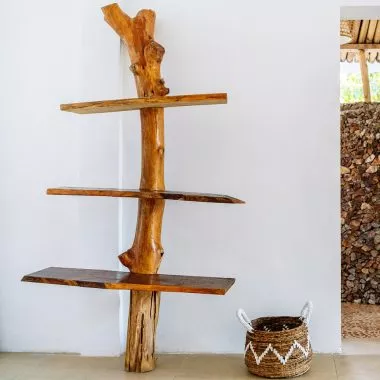 DIY-Regal: Stamm mit Holzbrettern