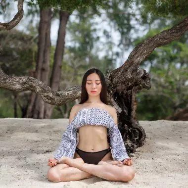 Frau praktiziert Hatha Yoga