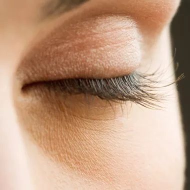 Natürliches Wimpernserum: Auge mit langen Wimpern