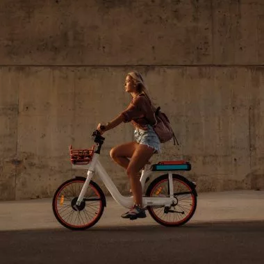 Share Economy: Frau fährt Fahrrad