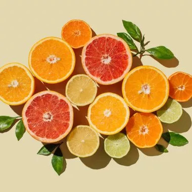 Bitterstoffe: Aufgeschnittene Grapefruits und Orangen.
