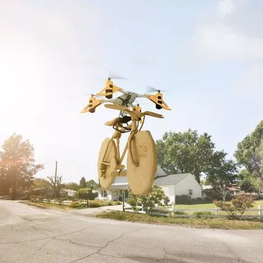 Drohnen als Lieferservice: Drohne trägt Fahrrad