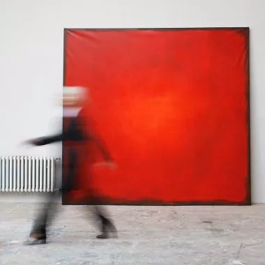Monochrome Kunst: ein rotes Gemälde.